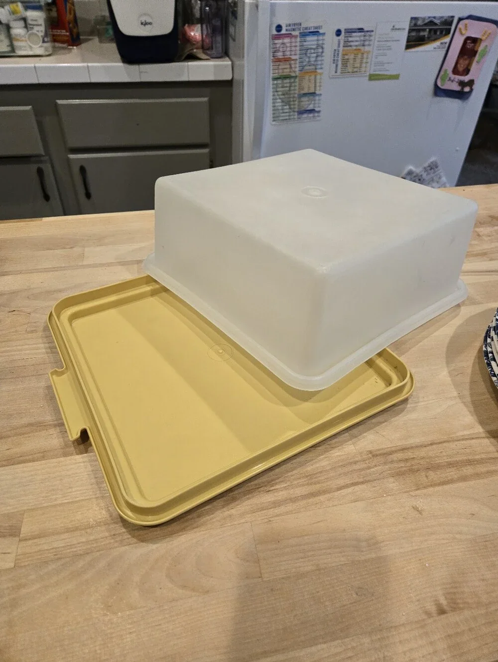 VTG Tupperware Square Cake Taker #1241-4 Sheer Lid Harvest Gold Base No Handle